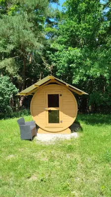 Ein Garten an der Unterkunft Baumzelt mitten im Wald bis 180kg