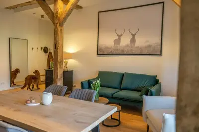 Ein Sitzbereich in der Unterkunft Relax In A Thatched Barn With A Sauna