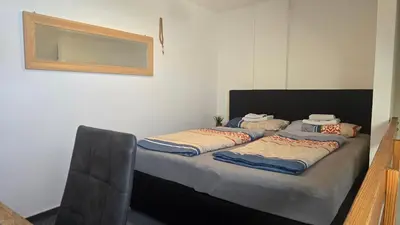 Ein Bett oder Betten in einem Zimmer der Unterkunft Modern City Loft with Gallery - Near Center - Free Parking