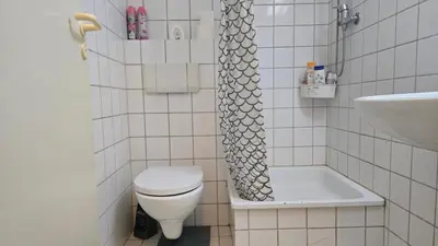 Ein Badezimmer in der Unterkunft Modern City Loft with Gallery - Near Center - Free Parking