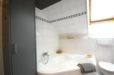 Ein Badezimmer in der Unterkunft Ferienhaus mit Blick über die Felder und Golfplatz