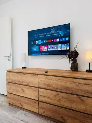 TV/Unterhaltungsangebot in der Unterkunft Familientraum 10min zur Ostsee und nach Lübeck Zentrum mit Parkplatz & Balkon