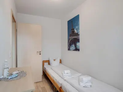 Ein Bett oder Betten in einem Zimmer der Unterkunft Cozy Coastal Escape with Garden