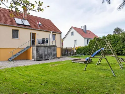 Ein Kinderspielbereich in der Unterkunft Cozy Coastal Escape with Garden