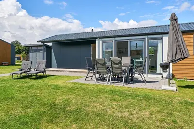 Ein Garten an der Unterkunft Süsel Seeparx Ferienhaus Haus am See