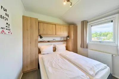 Ein Bett oder Betten in einem Zimmer der Unterkunft Süsel Seeparx Ferienhaus Haus am See