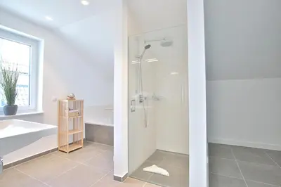 Ein Badezimmer in der Unterkunft Haus Oberdeck 2