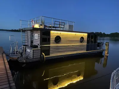 Blick auf einen Fluss in der Nähe des Bootes