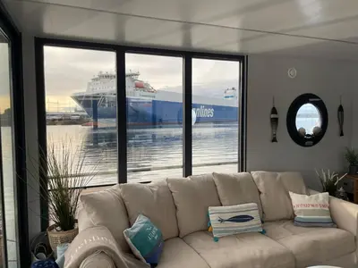 Ein Sitzbereich in der Unterkunft Hausboot Hafenprinz Lübeck