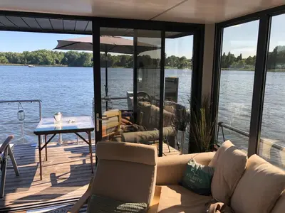 Blick auf einen Fluss in der Nähe des Bootes