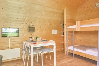 Ein Bett oder Betten in einem Zimmer der Unterkunft Süsel Seeparx Ferienhaus Boarder's Heaven
