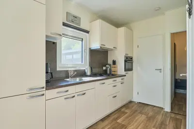 Küche/Küchenzeile in der Unterkunft Süsel Seeparx Ferienhaus Sonnenschein