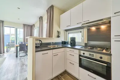 Küche/Küchenzeile in der Unterkunft Süsel Seeparx Ferienhaus Delphin