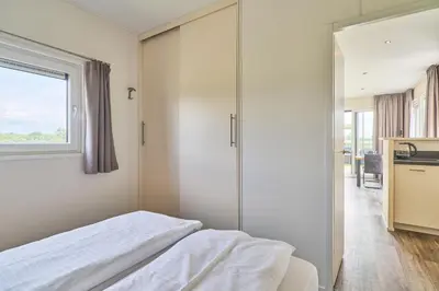 Ein Bett oder Betten in einem Zimmer der Unterkunft Süsel Seeparx Ferienhaus Delphin