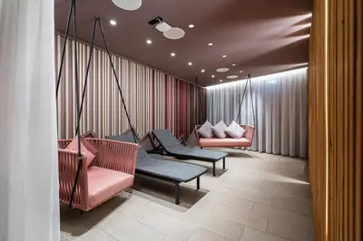 Ein Sitzbereich in der Unterkunft Godewindpark Deluxe-Suite 1-02 mit Ost-Loggia und schönem Gartenblick