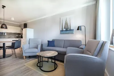 Ein Sitzbereich in der Unterkunft Godewindpark Deluxe-Apartment 2-14 mit eigener e-Ladesäule, XL-Strandkorb und Hundefreundlich