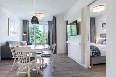 Ein Sitzbereich in der Unterkunft Godewindpark Deluxe-Apartment 1-10 mit Gartenblick