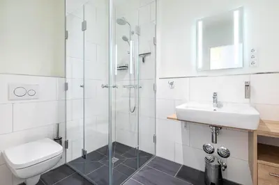Ein Badezimmer in der Unterkunft Godewindpark Deluxe-Apartment 2-07 mit Strandkorb am Strand