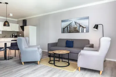 Ein Sitzbereich in der Unterkunft Godewindpark Deluxe-Suite 1-05 mit West-Loggia