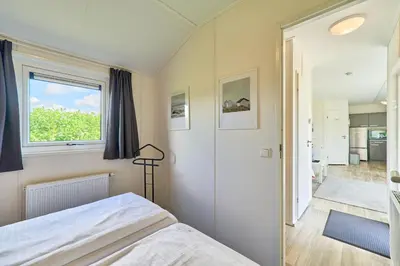 Ein Bett oder Betten in einem Zimmer der Unterkunft Süsel Seeparx Ferienhaus Seewind mit Zaun