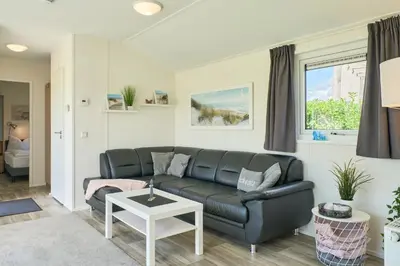 Ein Sitzbereich in der Unterkunft Süsel Seeparx Ferienhaus Seewind mit Zaun