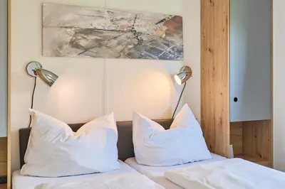 Ein Bett oder Betten in einem Zimmer der Unterkunft Süsel Seeparx Ferienhaus Seewind mit Zaun