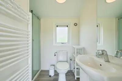 Ein Badezimmer in der Unterkunft Süsel Seeparx Ferienhaus Seewind mit Zaun