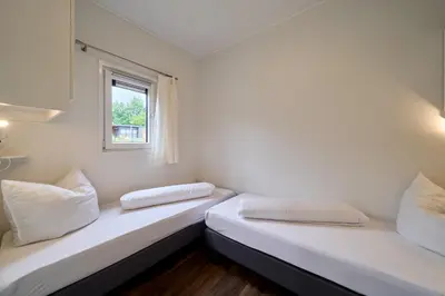 Ein Bett oder Betten in einem Zimmer der Unterkunft Süsel Seeparx Ferienhaus Seeadler