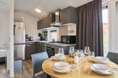 Küche/Küchenzeile in der Unterkunft Süsel Seeparx Ferienhaus Ankerplatz
