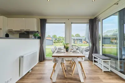 Küche/Küchenzeile in der Unterkunft Süsel Seeparx Ferienhaus Sunshine