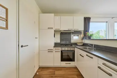 Küche/Küchenzeile in der Unterkunft Süsel Seeparx Ferienhaus Sunshine