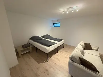 Ein Sitzbereich in der Unterkunft Modernes 2 Zimmer Souterrain Apartment - zentral - nahe Hamburg & Lübeck