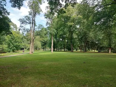 Ein Garten an der Unterkunft Travemünde Ruheoase mit Pool Sauna Parkplatz