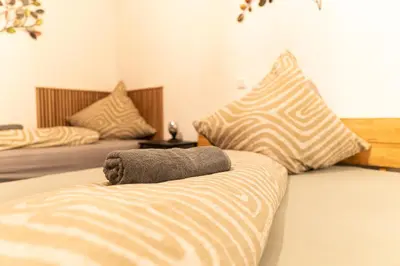 Ein Bett oder Betten in einem Zimmer der Unterkunft New central 2-3 room apartments with parking near train station & casino