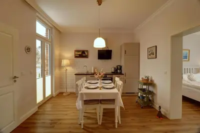 Ein Bett oder Betten in einem Zimmer der Unterkunft Villa Johanna App 1- mit zwei Balkonen & Garten - nur wenige Schritte vom Strand