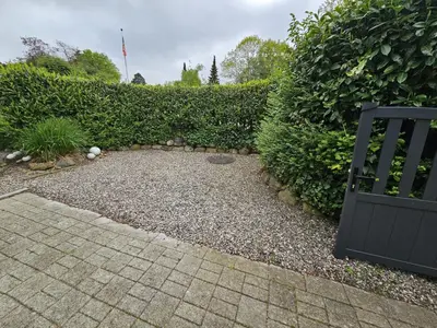 Ein Garten an der Unterkunft Häuschen am Meer