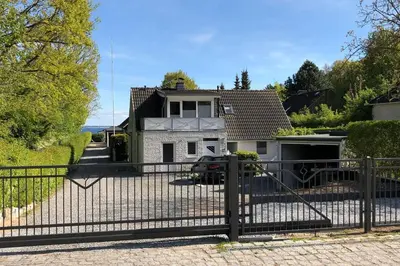 Das Gebäude in dem sich das Ferienhaus befindet