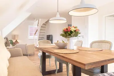 Ein Sitzbereich in der Unterkunft Ferienwohnung Lütt Strandhuus - Scharbeutz