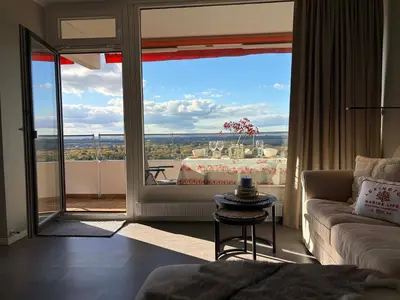 Ein Sitzbereich in der Unterkunft Best View - strandnahe Ferienwohnung mit atemberaubenden Blick von Lübeck bis zur Ostsee