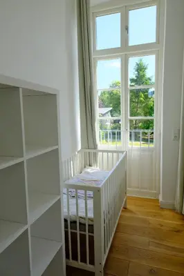 Ein Bett oder Betten in einem Zimmer der Unterkunft KVH FeWo Lübeck & Priwall für 19 Gäste im EG
