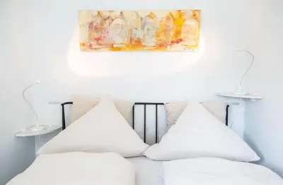 Ein Bett oder Betten in einem Zimmer der Unterkunft Gästehaus Daheim - Studio 09 mit Sitzecke im Freien