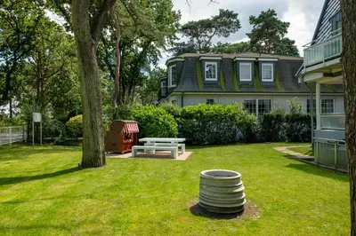 Ein Garten an der Unterkunft Strandhus Kapitän