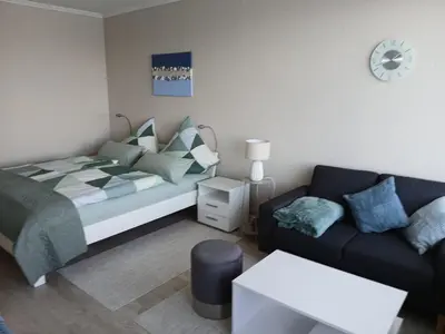 Ein Bett oder Betten in einem Zimmer der Unterkunft Ferienwohnung mit Traum Seeblick am Kurpark in Bad Segeberg