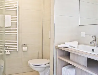 Ein Badezimmer in der Unterkunft Viva Hotel Lübeck