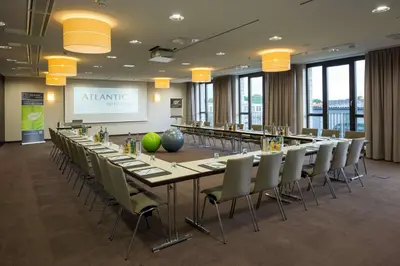Der Geschäftsbereich oder Konferenzraum in der Unterkunft ATLANTIC Hotel Lübeck