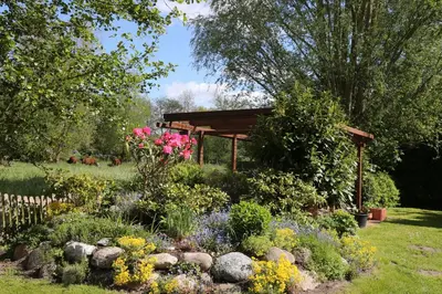 Ein Garten an der Unterkunft Landhaus Dreesen