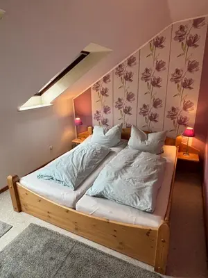 Ein Bett oder Betten in einem Zimmer der Unterkunft Ferienwohnung am Sophienberg