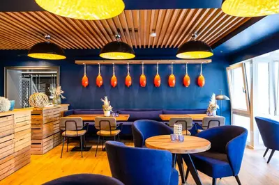 Ein Restaurant oder anderes Speiselokal in der Unterkunft The Oceans