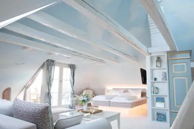 Ein Bett oder Betten in einem Zimmer der Unterkunft Lübecker Krönchen