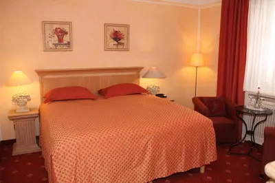 Ein Bett oder Betten in einem Zimmer der Unterkunft Romantik im Hotel Villa Röhl